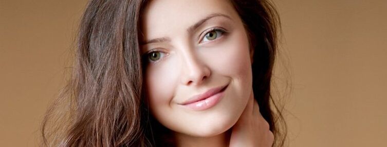 fată cu părul sănătos bine îngrijit